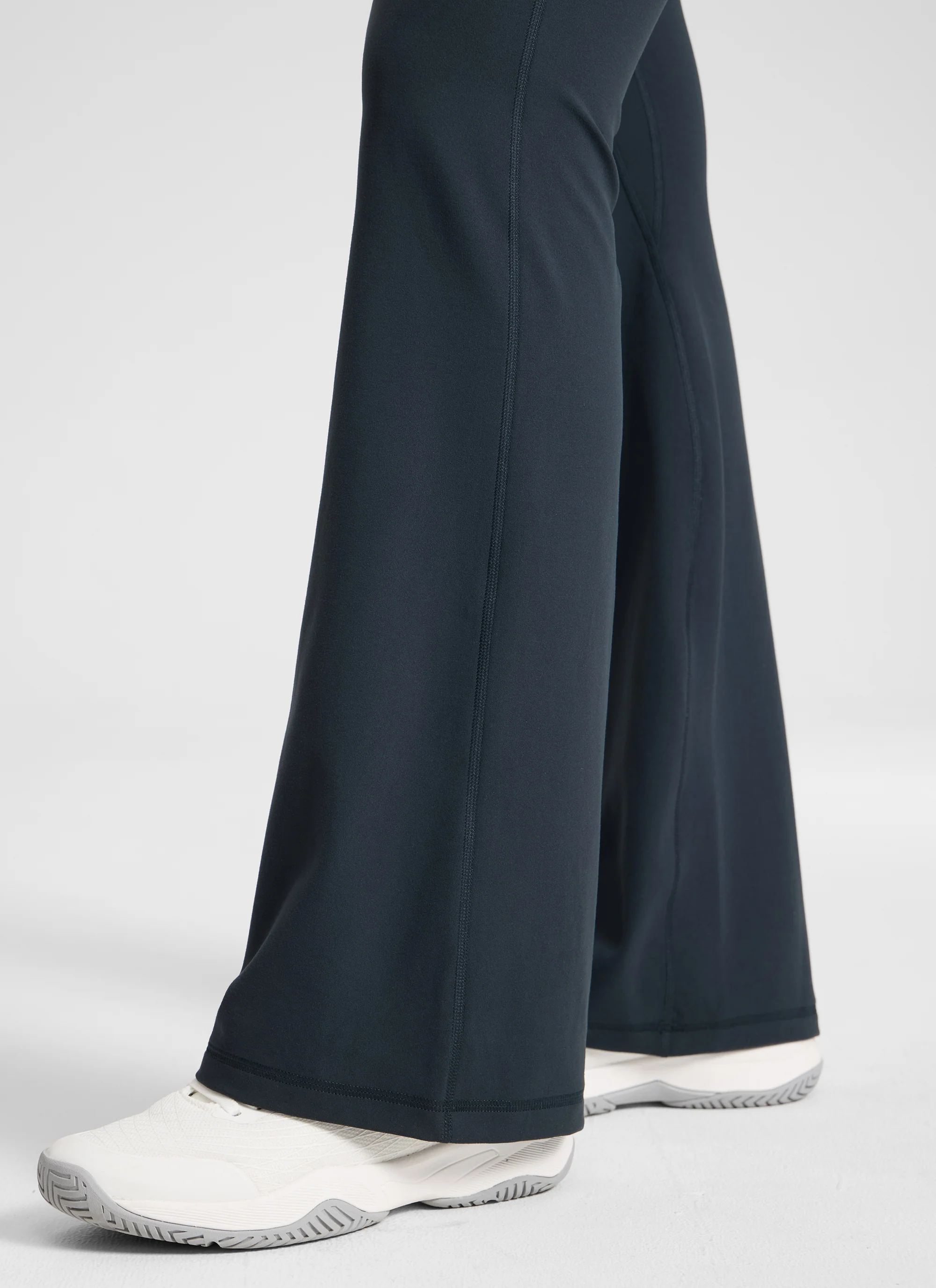 Secretsculpt™ No Front Seam Flare Legging 31'' - Image 23